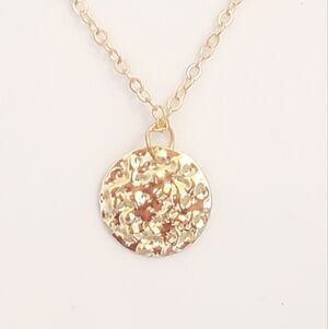 💚5/$25 Elegant Gold Tone Round Hammered Pendant Necklace